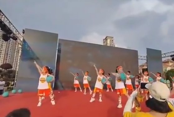 지난 27일 중국 장시성에서 유치원생들이 어린이날 행사 기념 무대에 오른 가운데 뒤쪽 스크린이 무너져 깔리는 사고가 발생했다. 사진 웨이보 캡처