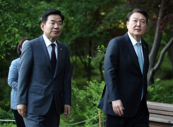 지난 12일 오후 윤석열 대통령이 '국회의장단 초청 만찬'을 갖기 위해 김진표 국회의장과 청와대 녹지원을 걷고 있다. 대통령실사진기자단