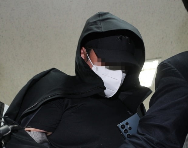 대구공항에 착륙 중이던 항공기의 비상 출입문을 연 혐의를 받는 이모(33)씨가 28일 구속됐다. 연합뉴스