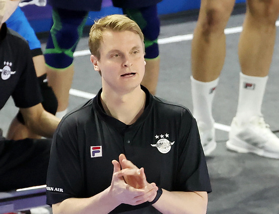 Incheon Korean Air Jumbos Head Coach Tommi Tiilikainen encourages his players during a 2022-23 V League championship game against Cheonan Hyundai Capital Skywalkers at Gyeyang Gymnasium in Incheon on March 30. [YONHAP]