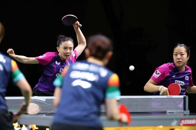 전지희-신유빈이 27일(현지시간) 남아프리카공화국 더반의 인터내셔널컨벤션센터(DICC)에서 열린 2023 국제탁구연맹(ITTF) 세계탁구선수권대회 여자복식 결승전에서 경기하는 모습. 대한탁구협회
