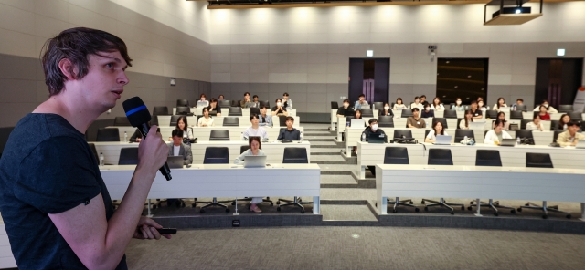 LG AI연구원의 폴 베르턴스(Paul Bertens) 연구원이 지난 22일 서울 마곡 LG사이언스파크에서 열린 LG 에이머스 멘토링 데이에서 해커톤 경험을 주제로 강연을 하고 있다. LG 제공