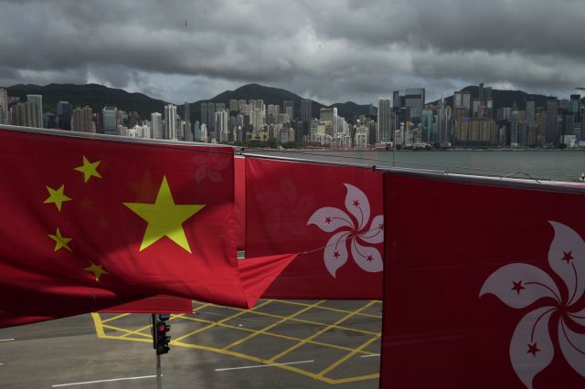 지난해 6월 홍콩의 중국 반환 25주년 기념일을 맞아 홍콩 시내에 중국 국기와 홍콩 깃발이 걸려 있는 모습. AP연합뉴스