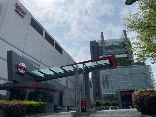 대만 북부 신주시 과학공업단지(사이언스파크)에 위치한 TSMC 본사의 전경. 입구와 벽면에 있는 ‘모리스 창 빌딩’(張忠謀大樓)이라는 표시가 눈에 띈다. TSMC는 창업주인 모리스 창의 업적을 기리는 차원에서 지난 2018년 본사 건물 명칭을 변경했다. 신주(대만)=김혜원 기자