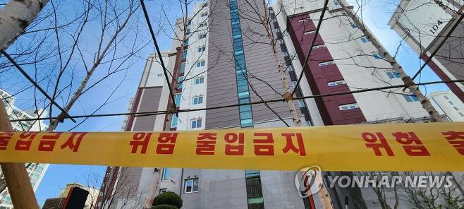 양천구 아파트 ‘신목동 파라곤’에 출입금지 안내문이 붙어 있다. 이 아파트는 공사비 분담 문제로 시공사가 유치권을 행사해 입주를 막고 있다 [사진 = 연합뉴스]