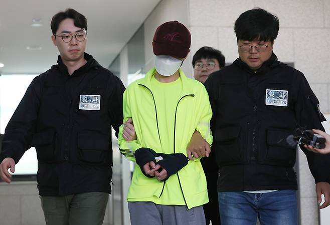 경찰 조사를 받은 직후 연인을 살해한 혐의로 구속영장이 청구된 김모씨(33)가 28일 서울남부지법에서 열리는 영장실질심사를 받기 위해 금천경찰서를 나서고 있다. [사진 출처 = 연합뉴스]