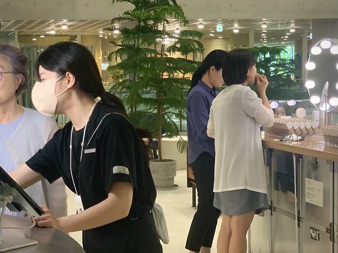 25일 서울 용산구 아모레퍼시픽 본사 내 아모레스토어에 꾸며진 ‘톤워크’ 오프라인 매장. 고객들이 AI(인공지능)를 통해 자신에게 맞는 피부 색을 추천받고, 조제 관리사와 함께 제품을 테스트하고 있다. 이정아 기자