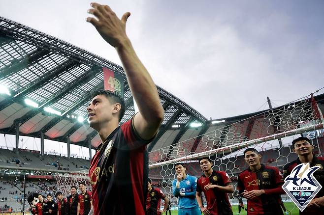28일 서울월드컵경기장에서 열린 2023 K리그1 FC서울과 강원FC의 경기. 1-0으로 승리한 서울 윌리안이 승리 세리머니를 하고 있다. [연합]