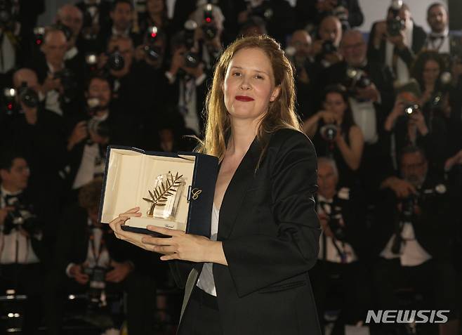 [칸=AP/뉴시스] 제76회 칸국제영화제에서 영화 '아나토미 오브 어 폴'(Anatomy of a Fall)로 황금종려상을 받은 쥐스틴 트리에 감독.