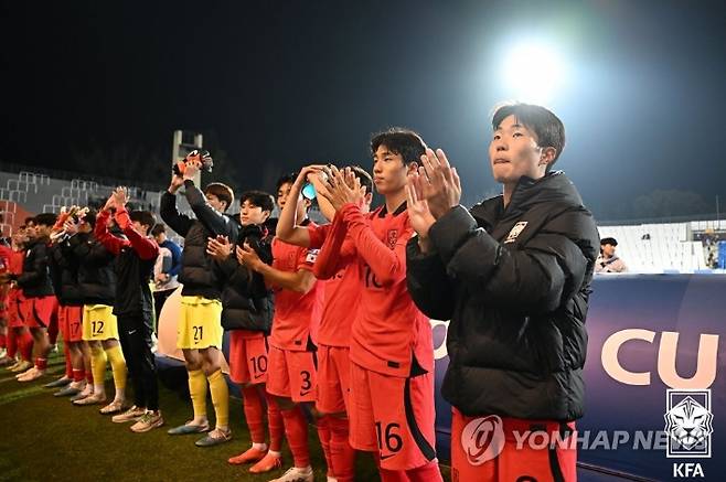 26일(한국 시각) 아르헨티나 멘도사 스타디움에서 열린 2023 국제축구연맹(FIFA) 20세 이하(U-20) 월드컵 조별리그 F조 2차전 온두라스와의 경기에서 2-2 무승부를 거둔 대표팀 선수들이 관중석을 향해 박수를 치고 있다. 대한축구협회