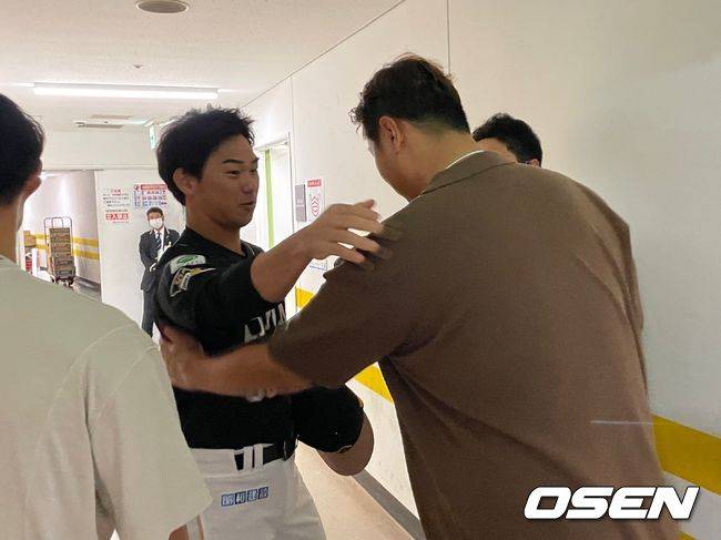 이대호와 인사하는 소프트뱅크 호크스 하세가와 유아 타격코치. /OSEN DB