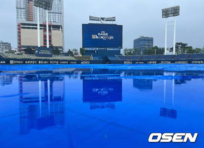 [OSEN=창원, 이석우 기자]비가 내리는 창원NC파크에 방수포를 덮어 내야를 보호하고 있다. 2023.05.28 / foto0307@osen.co.kr