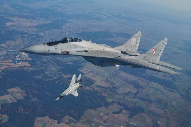 폴란드 공군 미그-29 전투기가 훈련을 위해 비행하고 있다. 폴란드는 자국이 운용하던 미그-29를 우크라이나에 지원했다. AFP 연합뉴스