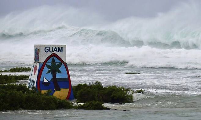 4등급 슈퍼 태풍 ''마와르''가 강타한 미국령 괌에서 지난 24일(현지시간) 거센 파도가 몰아치고 있다. AP연합뉴스