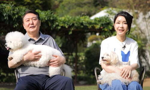 윤석열 대통령과 부인 김건희 여사가 28일 방송된 SBS ‘TV 동물농장’에 출연하고 있다. 유튜브 캡처