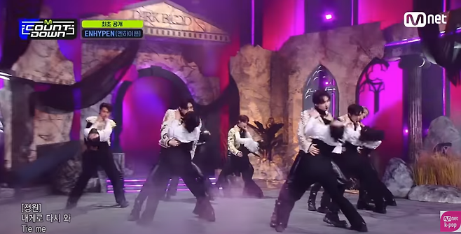 그룹 엔하이픈이 신곡 타이틀 ‘Bite me’(바이트 미)를 25일 엠카운다운 무대에서 선보이고 있다. 엠넷 케이팝(Mnet K-POP) 유튜브 채널 영상 갈무리