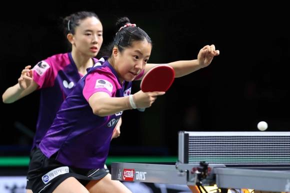전지희와 짝을 맞춘 신유빈의 28일 더반세계탁구선수권대외 여자복식 결승에서 왕이디-천멍 조를 벼락같은 백켜트로 공략하고 있다. [대한탁구협회 제공]