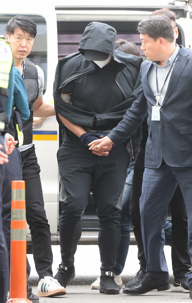 대구공항에 착륙 중인 항공기의 비상 출입문을 연 이모(33) 씨가 28일 오후 대구지방법원에서 열린 구속 전 피의자 심문(영장실질심사)에 출석하고 있다./대구=연합뉴스