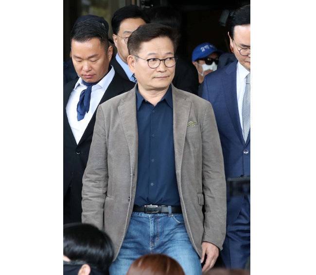 더불어민주당 전당대회 돈 봉투 살포 의혹의 핵심 인물인 송영길 전 민주당 대표가 5월 2일 서울 서초구 서울중앙지검에 자진 출석했으나 출입을 거부당해 조사가 무산된 뒤 지검 청사를 나서고 있다. [뉴시스]