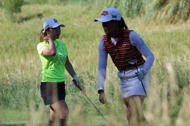 후루에 아야카(왼쪽)가 28일 미국 네바다주 라스베이거스의 새도 크리크GC에서 열린 LPGA투어 뱅크 오브 호프 매치플레이 8강전에서 셀린 부티에와 경기하고 있다.  라스베이거스｜AFP연합뉴스