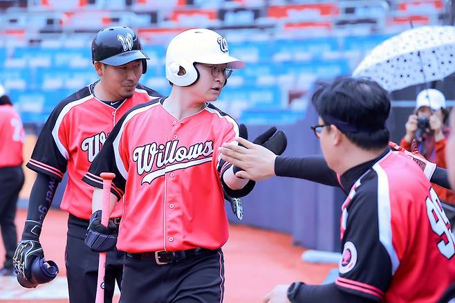 지난 27일 수원 KT위즈파크 에서 열린 제14회 선동열배 OK 전국농아인야구대회에서 안산 윌로우즈 선수들이 하이파이브를 하고 있다.  OK금융그룹 스포츠단 제공