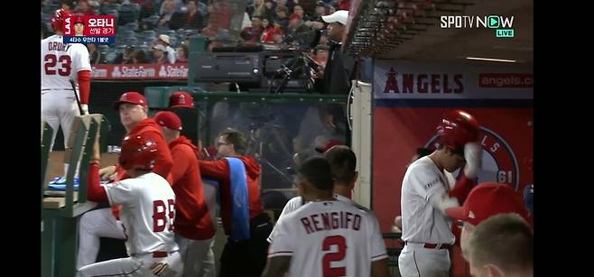 ▲ 오타니(오른쪽 첫 번째)가 더그아웃에 돌아온 뒤 헬멧을 내리치고 있다. 좀처럼 화내지 않는 그이기에 이례적인 장면이었다. ⓒSPOTV 중계 화면 캡처