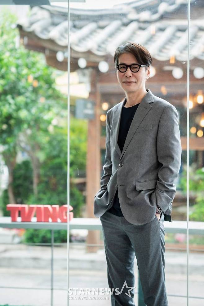 티빙 예능 '결혼과 이혼 사이2'의 윤상 음악감독이 24일 진행된 인터뷰를 위해 포즈를 취하고 있다. /사진제공=티빙 2023.05.024 /사진=이동훈 기자 photoguy@