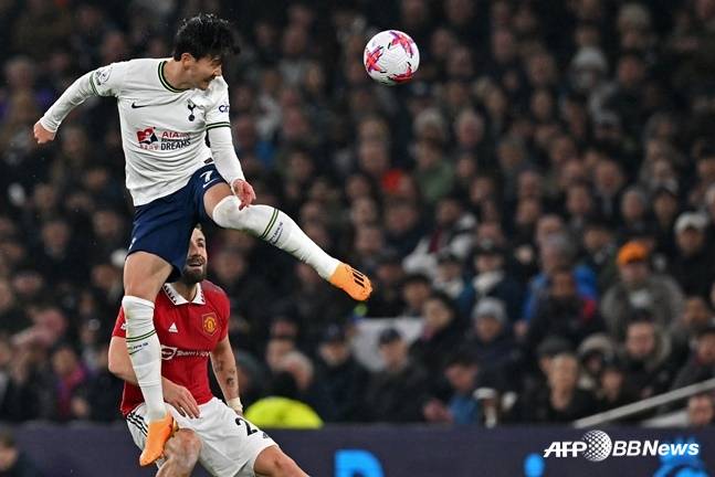 SON, '우상' 호날두 제치고 드록바와 설 기회... 'EPL 104호골+UECL 진출' 노린다