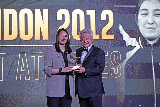 트로피 받는 황경선 코치 2008년 베이징올림픽과 2012년 런던올림픽 태권도 여자 67㎏급 우승자인 황경선 한국 태권도 대표팀 코치(왼쪽)가 27일(현지시간) 아제르바이잔 바쿠 헤이다르 알리에프 센터에서 열린 세계태권도연맹(WT) 창립 50주년 기념 갈라어워즈 골든주빌리에서 2012년 올림픽 여자 최우수선수상을 받은 뒤 포즈를 취하고 있다. 오른쪽은 WT 조정원 총재. 2023. 5. 28. [세계태권도연맹 제공. 재배포 및 DB 금지]