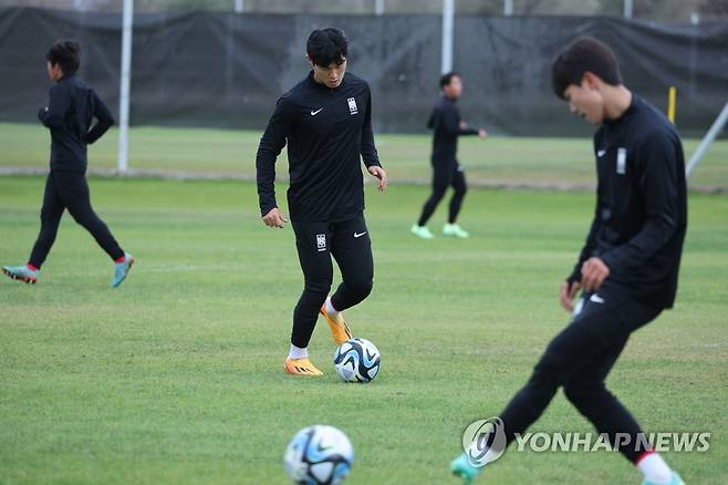 감비아전 D-1, 훈련 매진하는 U-20 축구 대표팀 (멘도사=연합뉴스) 임화영 기자 = 27일(현지시간) 오후 아르헨티나 멘도사 클럽 데포르티보 고도이 크루즈 트레이닝센터에서 2023 국제축구연맹(FIFA) 20세 이하(U-20) 월드컵 대한민국 축구 대표팀 선수들이 훈련하고 있다. 2023.5.27 hwayoung7@yna.co.kr