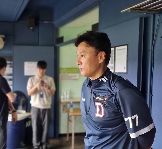 경기장 바라보는 이승엽 두산 베어스 감독 (서울=연합뉴스) 김경윤 기자 = 이승엽 두산 베어스 감독이 28일 서울 잠실구장에서 비 내리는 그라운드를 바라보고 있다. 2023.5.28. cycle@yna.co.kr