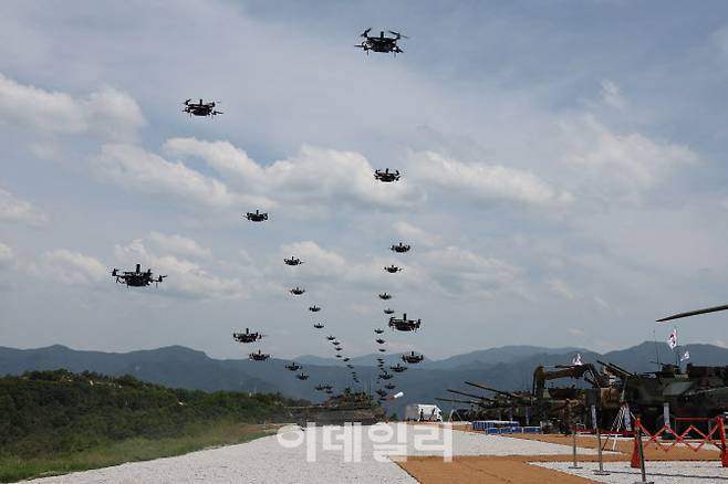 지난 25일 경기도 포천 승진과학화훈련장에서 열린 ‘연합·합동 화력격멸훈련’에서 군집드론 비행을 선보이고 있다. (사진=국방부)