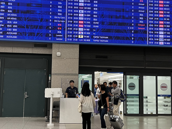 태풍 '마와르'가 괌을 휩쓸고 지나가면서 발이 묶였던 한국인 관광객 일부가 귀국했다. 3400여 명 가운데 188명이 첫 수송편 진에어 LJ942편을 타고 29일 저녁 8시 50분쯤 인천국제공항에 도착했다. 〈사진=장연제 기자〉