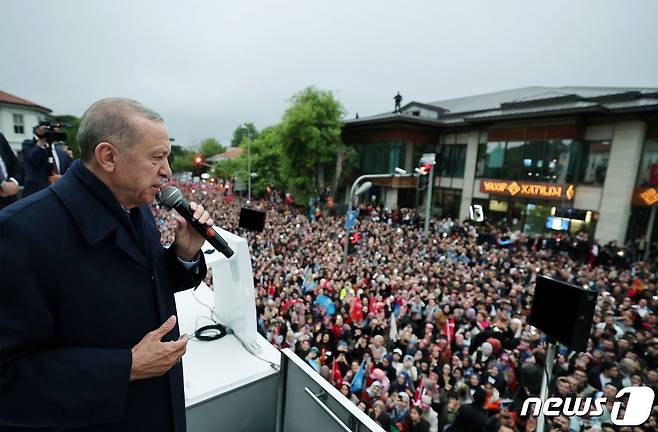 레제프 타이이프 에르도안 튀르키예 대통령이 28일(현지시간) 이스탄불에서 대선 결선투표서 승리해 30년 종신 집권의 길을 연 뒤 지지자들에게 인사를 하고 있다. 2023.5.29 ⓒ AFP=뉴스1 ⓒ News1 우동명 기자
