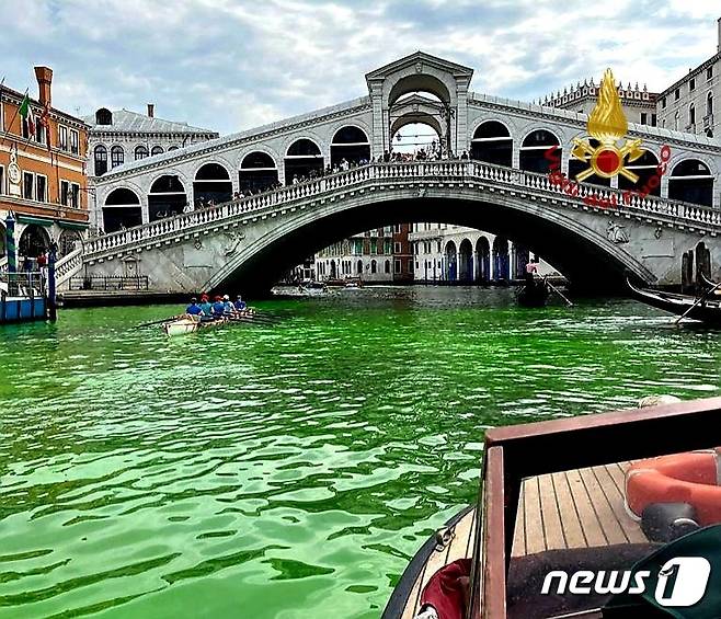 28일(현지시간) 이탈리아 베니스 운하의 물이 온통 밝은 초록빛으로 변했다. 당국은 정확한 원인을 조사하고 있다. 2023.05.28/ ⓒ 로이터=뉴스1 ⓒ News1 권진영 기자