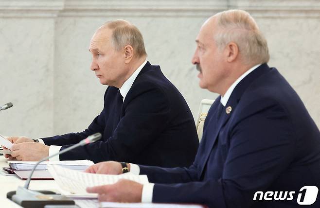 6일(현지시간) 러시아 모스크바 대통령궁에서 블라디미르 푸틴(좌) 러시아 대통령과 알렉산더 루카셴코(우) 벨라루스 대통령이 연합국 최고 국무회의에 참석해 발언하고 있다. 2023.5.6 ⓒ 로이터=뉴스1 ⓒ News1 권진영 기자