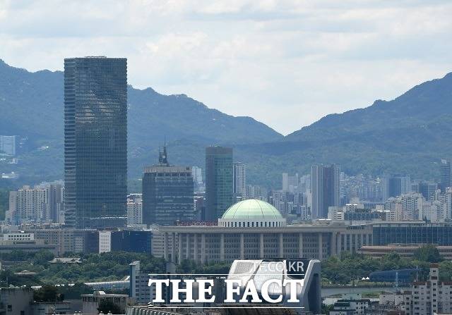 23일 <더팩트>가 국회사무처로부터 정보공개청구를 통해 받은 '보좌진 임면 현황' 자료에 따르면, 21대 국회 임기 개시일인 2020년 5월 30일부터 올해 4월 30일까지 전체 의원실에서의 임용 6202명, 면직 6092명이다. 사진은 서울 여의도에 있는 국회의사당 전경. /더팩트 DB