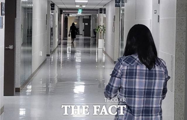 21대 국회에는 299명의 국회의원이 있다. 김선교 전 국민의힘 의원은 지난 18일 캠프 회계책임자의 정치자금법 위반 혐의 확정으로 의원직을 잃었다. 이들을 보좌하는 의원실 보좌진들은 최대 9명으로 4급 보좌관 2명, 5급 선임비서관 2명, 6·7·8·9급 비서관 각 1명, 인턴 1명을 둘 수 있다. 사진은 의원회관 복도. /송다영 기자