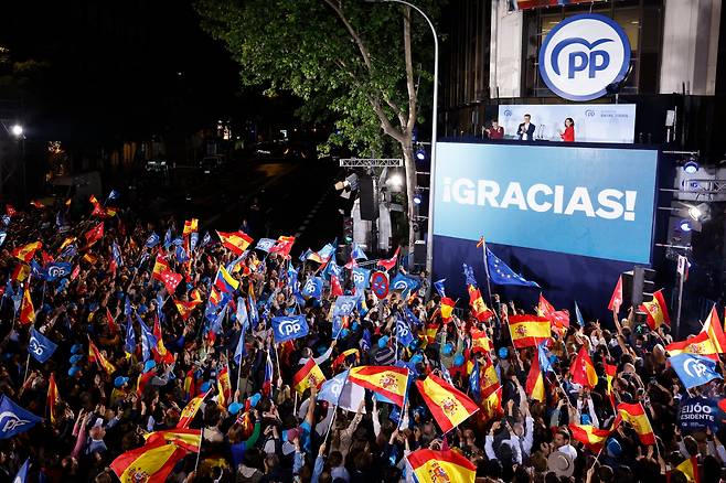 지난 28일(현지 시각) 스페인 지방 선거에서 승리한 우파 연합 지지자들이 마드리드 시내에서 환호하고 있다. /EPA 연합뉴스