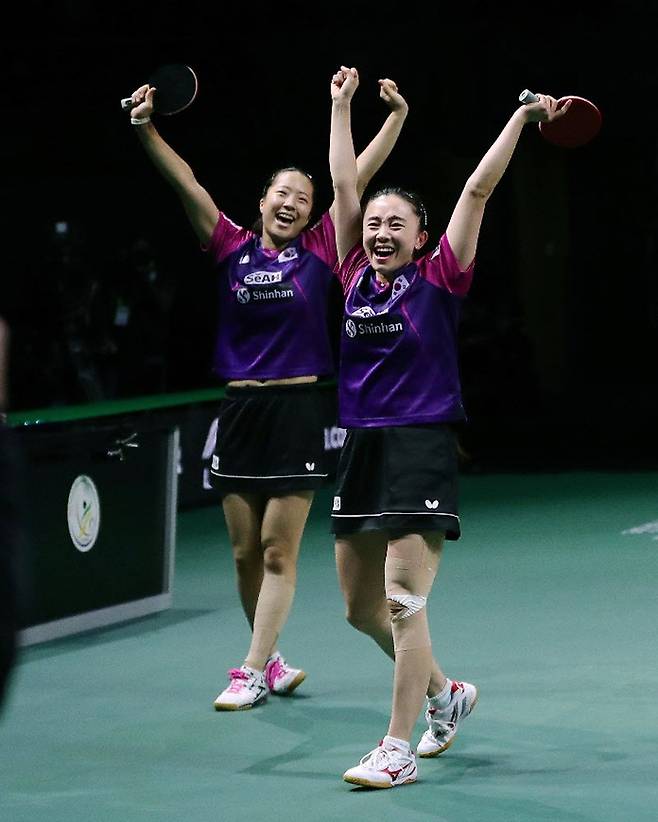 한국 여자 탁구 국가대표 신유빈(왼쪽)-전지희 조(세계랭킹 12위)가 27일 남아프리카공화국 더반에서 열린 국제탁구연맹(ITTF)
 세계선수권대회 여자 복식 준결승전에서 세계 1위 쑨잉사-왕만위(이상 중국) 조에 3-0 완승을 거둔 뒤 기뻐하고 있다. 
더반=신화 뉴시스