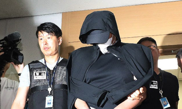 26일 착륙 중이던 제주발 대구행 아시아나 항공기의 비상구를 열어 승객들을 위험에 처하게 한 이모 씨가 28일 오후 구속영장 
실질심사를 받기 위해 대구지법에 출석하고 있다. 이 씨는 취재진의 질문을 받고 “빨리 내리고 싶었다. (비행기에 탔던) 아이들에게
 너무 죄송하다”고 했다. 대구=뉴스1