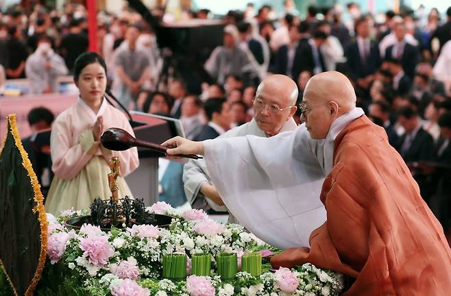 서울 종로구 조계사에서 27일 열린 부처님오신날 봉축법요식에서 대한불교조계종 총무원장 진우 스님(오른쪽)과 원로회의 의장 자광 스님(오른쪽에서 두 번째)이 아기 부처상을 씻기는 관불식을 하고 있다. 뉴시스