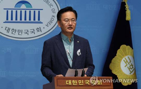 국민의힘 유상범 수석대변인이 29일 국회에서 민주당의 간호법 재의결 강행 예고 등 관련 현안에 대해 논평을 하고 있다. 연합뉴스