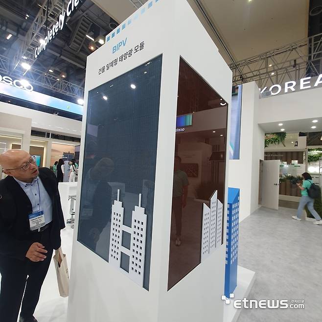 25일 부산 벡스코에서 열린 ‘2023 기후산업국제박람회(WCE)’에서 외국인 관람객이 한화큐셀의 모듈을 살펴보고 있다.