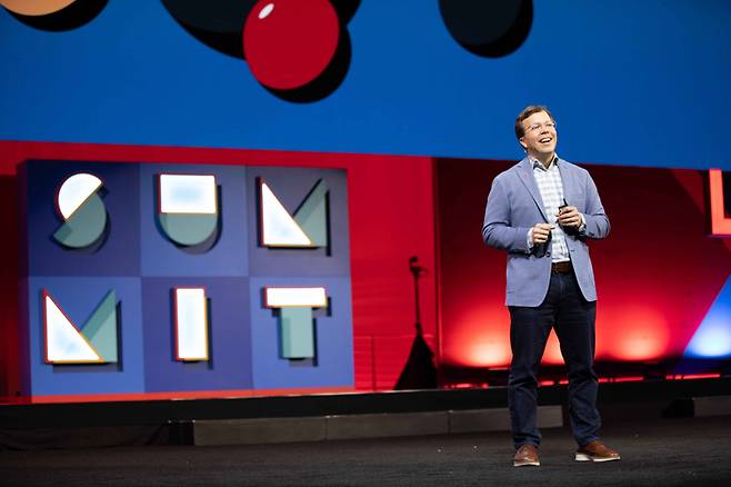 맷 힉스 레드햇 최고경영자(CEO)가 지난주 미국 보스턴에서 열린 레드햇 연례최대행사 ‘레드햇 서밋 2023’에서 레드햇 AI 분야 주요 전략과 계획을 발표하고 있다. 레드햇 제공
