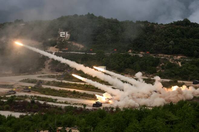 국방부는 25일 경기 포천 승진과학화훈련장에서 2023 연합-합동 화력격멸훈련을 실시했다고 밝혔다. 사진은 MLRS(M270, 다련장로켓)를 이용하여 동시통합사격 모습. 사진=국방부 제공