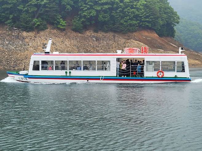 춘천 소양강댐에서 소양호를 거슬러 올라 청평사를 연결하는 선박 운향이 재개됐다. 춘천시 제공