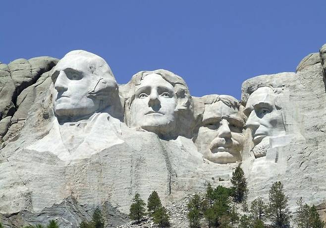 미국 사우스다코타주 러시모어산 국립공원에 있는 미국 대통령 얼굴 조각. 조각의 넓이는 5.17㎢, 두상의 길이는 60m이다. 사우스다코타주 러시모어산 국립공원 홈페이지