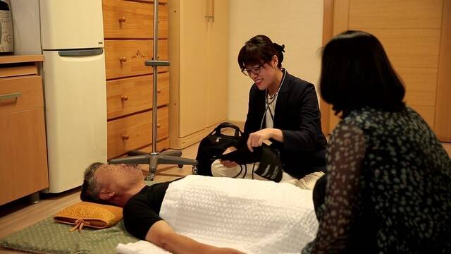 서울성모병원 가정간호센터 소속 간호사가 최근 거동이 불편한 환자 가정을 방문해 건강상태를 확인하는 모습. 서울성모병원 제공