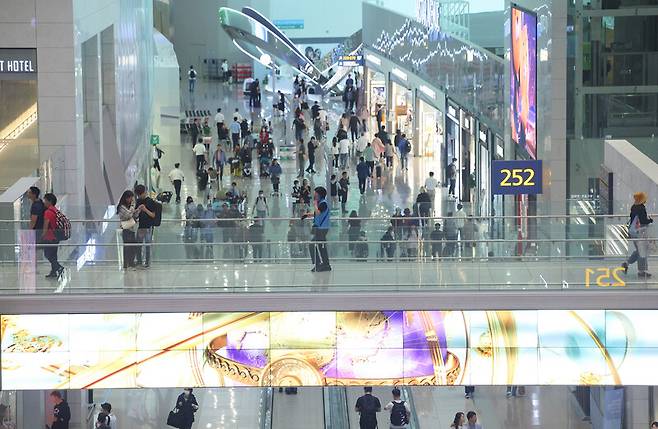 지난달 21일 오전 인천국제공항 제2여객터미널 면세구역이 탑승객들로 붐비고 있다. 연합뉴스